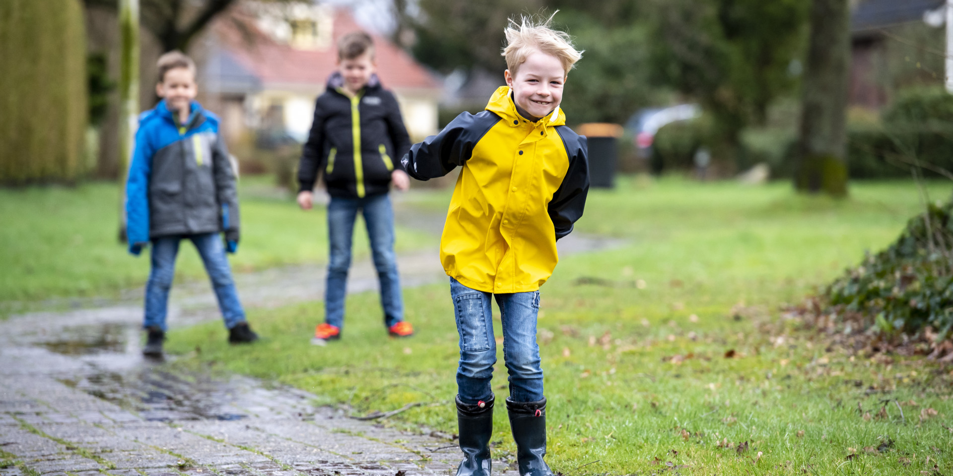 Kinderen spelend in de regen - Tink om us bern