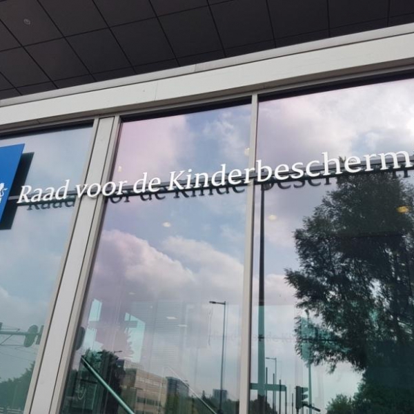 De RvdK adviseert de rechter en het openbaar ministerie bij ontwikkel- en/of opvoedingsproblemen, bij strafzaken, bij (echt)scheidings- en bij gezagskwesties, bij adoptiegerelateerde zaken en bij schoolverzuim. - Tink om us bern